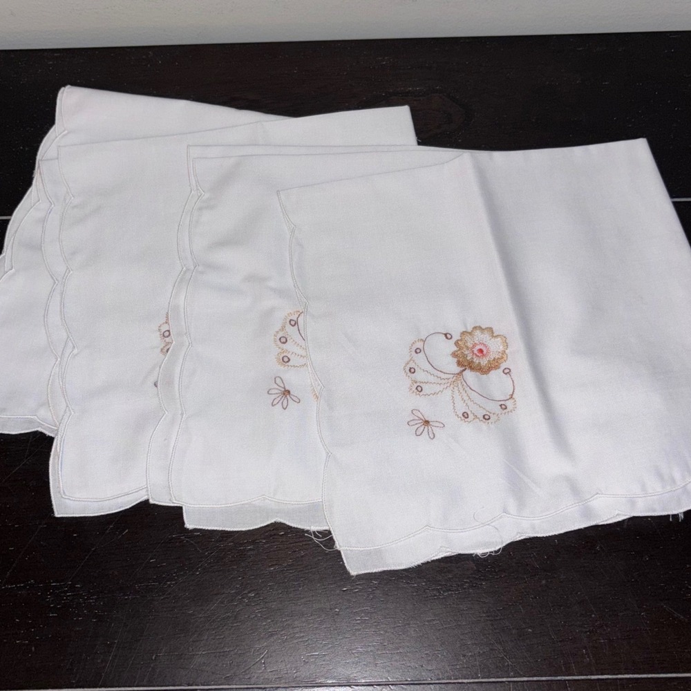 Vintage White Linen Scalloped Napkins | Floral Embroidery | Set of 4 | 16.5"